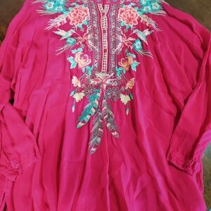 JOHNNY WAS HOT PINK EMBROIDERED MEDIUM TOP PRE-OWNED BEAUTIFUL